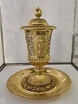 Coupe couverte avec présentoir (1815).