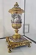 Coupe couverte avec présentoir (1821).