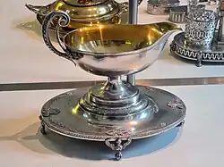 Saucière avec présentoir.