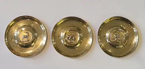 Trois coupelles à motifs animaliers (1838).