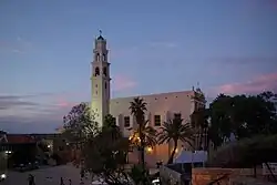 Photographie du côté sud de l'église le soir.