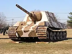 Jagdtiger no&nbsp;305020 de Fort Lee. À noter les impacts sur le blindage frontal et le mantelet de canon (sur la droite de ce dernier).