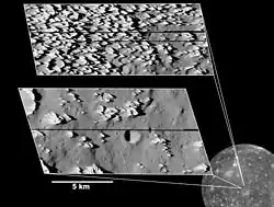 Vue agrandie de la lune, montrant deux exemples d'endroit à la surface où le nombreuses aspérités sont observables.