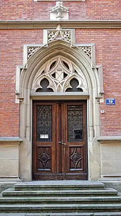 La porte d’entrée côté rue Jagiellońska.