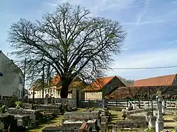 Le cimetière, au centre du village.