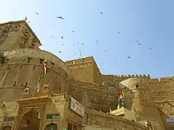 Le Suraj Pol est la porte principale de la citadelle de Jaisalmer, la seule ville fortifiée habitée d'Inde, mais également un site du Patrimoine mondial.