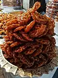 Zlabia et petites briwates traditionnelles sur l'étal du souk dans la médina de Fès, Maroc.Chebbakia.jpg