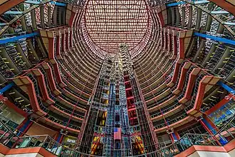 Vue sur le plafond en verre depuis l'atrium.