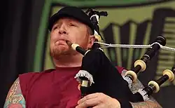 Homme caucasien jouant de la cornemuse.