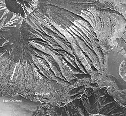 Photo noir et blanc de longues et larges entailles rocheuses le long d'un versant de volcan.