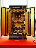 Un butsudan, autel bouddhiste japonais où sont conservés les tablettes ancestrales.
