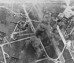 Avions et installations japonaises en flammes à l'aérodrome de Tan Son Nhut, près de Saïgon, après un bombardement des avions de l'USS&nbsp;Wasp le 12 janvier 1945.