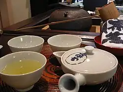 Service typique à thé infusé (ici du gyokuro), maison de thé Kaboku d'Ippodo, Kyoto.