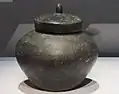 Jarre au lustre noir, imitant l'aspect du laque. Grès, H. 20 cm. Baekje. Ve siècle. Musée national de Gongju