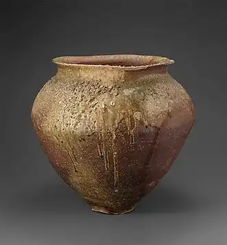 Jarre à large ouverture, kame. Couverte accidentelle. Fours de Tokoname, XIIe&nbsp;siècle. H. 49,8&nbsp;cm. Musée d'Art Idemitsu.