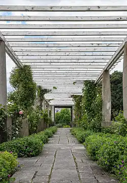 La pergola du jardin Stern à Saint-Cloud.