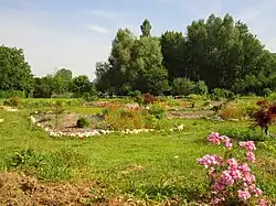 Photographie d'un jardin public agrémenté de bosquets.