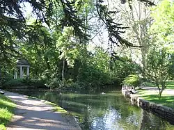 Le Raines, ruisseau où vivent cygnes et canards