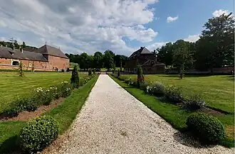 Le château de Franc-Waret, descente de l'orangerie.