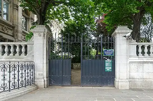 Entrée du jardin parisien par la place de l'Hôtel-de-Ville - esplanade de la Libération.