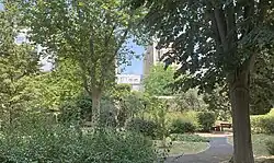 Jardin de la maison de retraite des Petites Sœurs des Pauvres rue Notre-Dame-des-Champs à Paris.