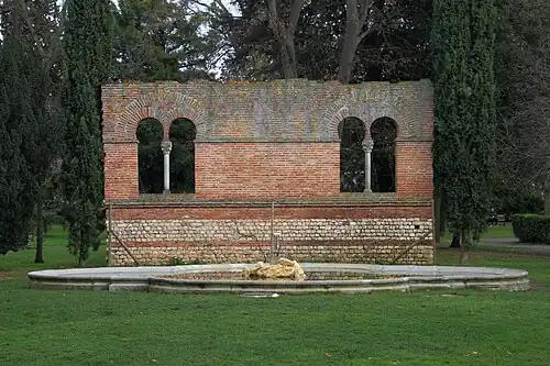 Fenêtres de l'ancien grenier du moulin du Château, remontées dans le Jardin des plantes.