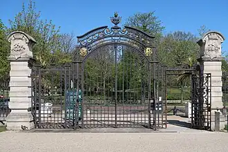 Entrée principale ; grilles.