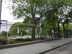 Grilles du jardin public.