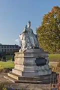 Statue de la reine Victoria, devant le palais de Kensington, son lieu de naissance.