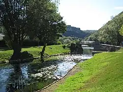 La passerelle sur le chenal.