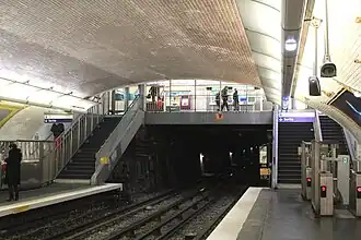 Quais et mezzanine de la station, où se trouve la salle de distribution.