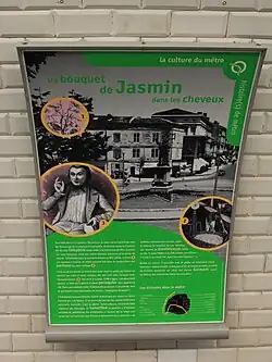 Plaque présentant l'historique du nom porté par la station.