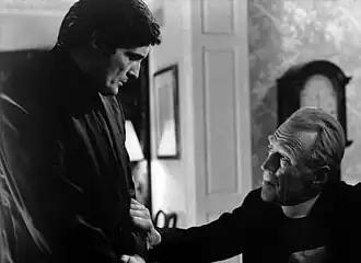 Le père Damien Karras (à gauche) avec le père Lankester Merrin (à droite) dans le film L'Exorciste de William Friedkin.