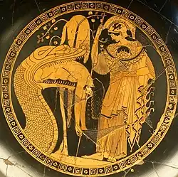 Athéna face au dragon gardien de la toison d'or, qui est en train de régurgiter Jason. Coupe de Douris (480-470 av. J.-C.)