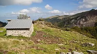 La « cabane du Vacher », sur les hauteurs de la carrière de talc de Montferrier, ancien abri parfois utilisé par les skieurs au milieu du XXe&nbsp;siècle.