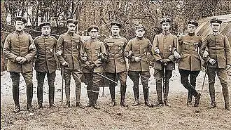 Photo noir et blanc d'un groupe d'hommes en uniforme