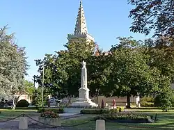 Le monument aux morts devant l'église