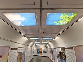 Dalles LED simulant des fenêtres sous un ciel bleu.