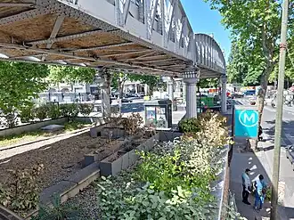 Le toit végétalisé de l'accès principal de la station.