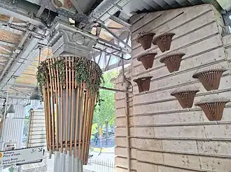 Détail de la végétalisation des piliers du viaduc.