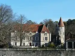 Le château de Jaure et sa tour-pigeonnier.