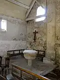 Bas-côté sud, 1re&nbsp;travée, fonts baptismaux.