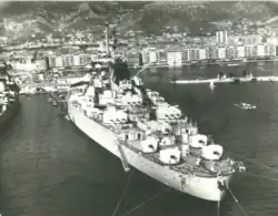 Vue arrière, à quai à Toulon.