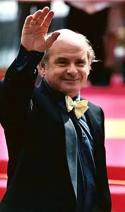 Jean-François Stévenin avec nœud papillon jaune salue le public.