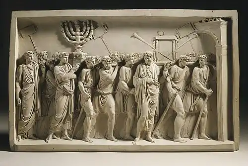 Prisonniers juifs portant la Menorah et les trompettes du temple de Jérusalem (vers 1791), terre cuite, d'après le bas-relief de l'arc de Titus, musée d'art du comté de Los Angeles.