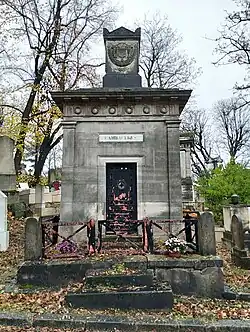 Photographie montrant un monument funéraire en pierre.