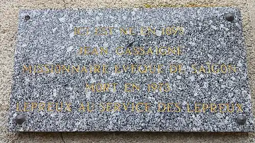 Plaque apposée sur la façade de la maison de naissance de Jean Cassaigne, 25 rue des Capucins, à Grenade-sur-l'Adour (Landes, France)