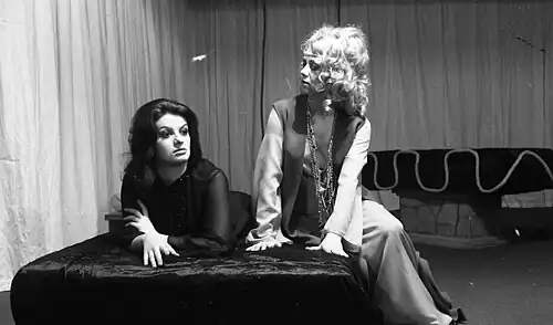 Ljerka Belak et Anica Sivec dans L'École des veuves de Jean Cocteau en 1969 à l'Académie de théâtre, radio, cinéma et télévision de Ljubljana