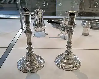 Paire de flambeaux en argent (1773 et 1784).