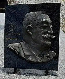 Médaillon de Jean de Lahourtique, cimetière du centre